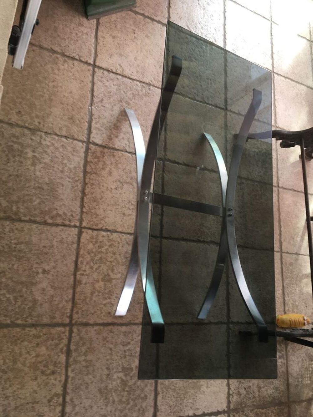 Belle table dessus verre fum&eacute; pied inoxydable ann&eacute;e 70 Meubles