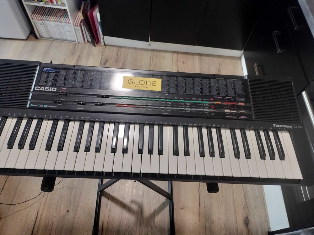 piano Globe et pied Instruments de musique