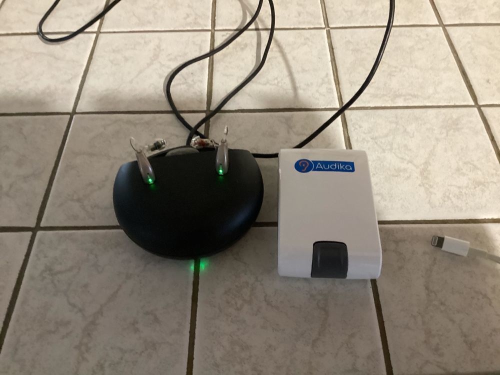 Paire d'appareils auditifs rechargeables Audika Full F500 miniRITE R + chargeur Accessoires