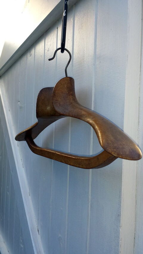 Cintre porte manteau vintage en bois avec col 57 Tours (37)