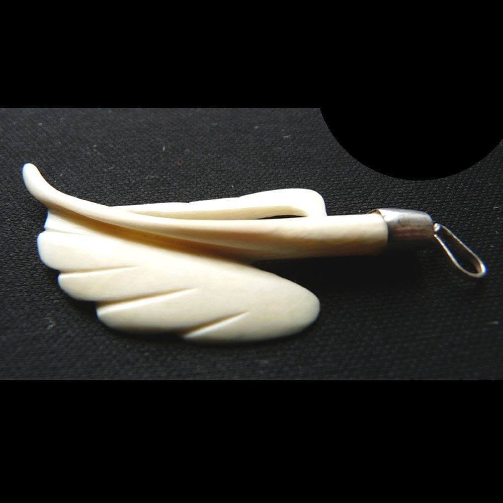 Pendentif couleur Ivoire en Os ou mati&egrave;re Naturelle 2 ailes Bijoux et montres