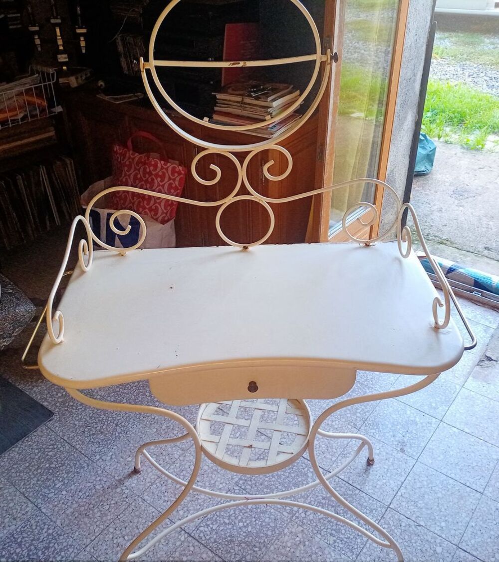 Coiffeuse retro .
Meubles