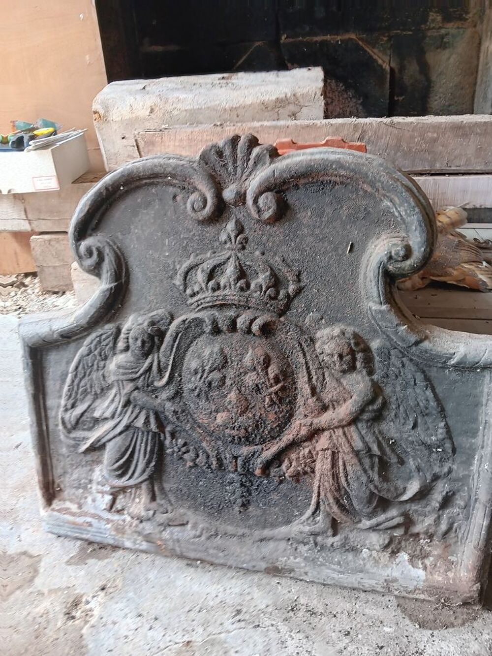 Plaque de chemin&eacute;e du 18em si&egrave;cle 64&agrave;-64. Décoration