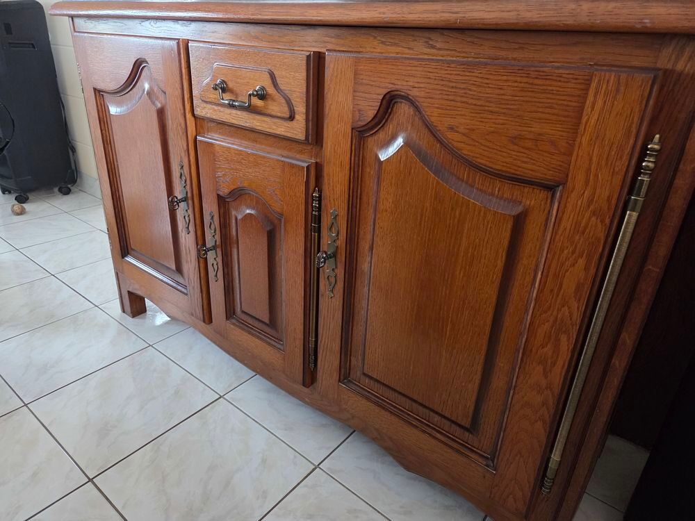 Meuble bas 3 portes 1 tiroir. Meubles