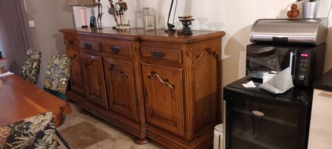 BAHU CHENE CLAIR TRES BON ETAT
4 PORTES 
1 TABLE MASSIVE
Marseillan (34)