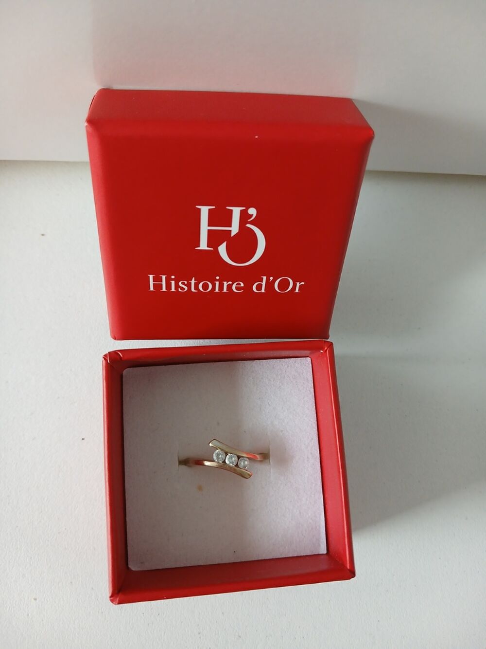 bague histoire d or 9 carats avec 3 petites pierres zirconiu Bijoux et montres