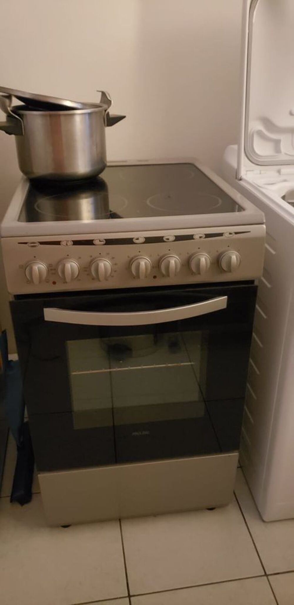 Cuisini&egrave;re PROLINE vitro 4 feux + four - bon &eacute;tat Electroménager