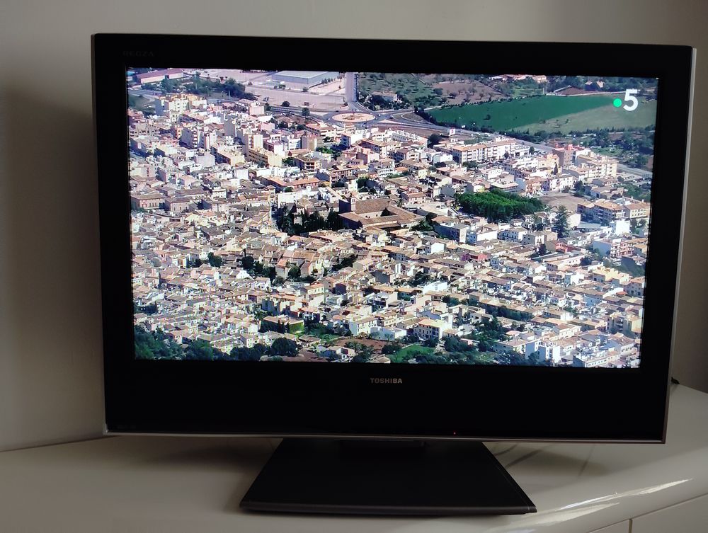 T&eacute;l&eacute;viseur TOSHIBA Full HD 32 pouces soit 82 cm (diagonale) Photos/Video/TV