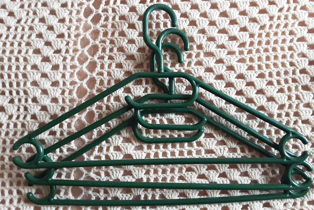 lots de 3 ceintres tout plastique rigide t&ecirc;te pivotante. Vêtements