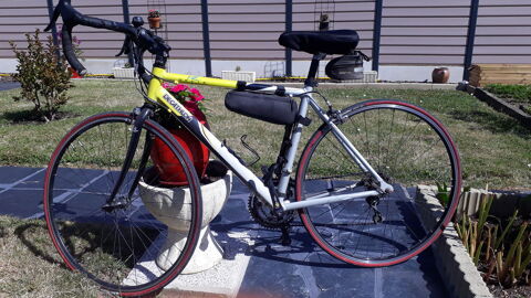 vlo de route en bon tat de marque DECATHLON 120 Jou-ls-Tours (37)