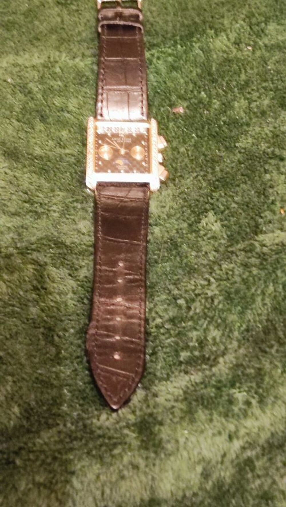 Montre vintage d'Anne Klein avec deux minuscules diamants sur chaque c&ocirc;t&eacute; du cadran, mouvement suisse, bo&icirc;tier acier. Bijoux et montres