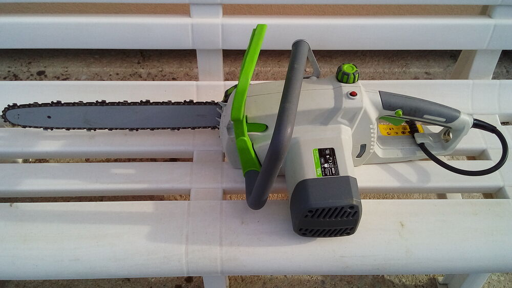 une tronconneuse &eacute;lectrique 2200w ; en tr&egrave;s bon &eacute;tat . Bricolage