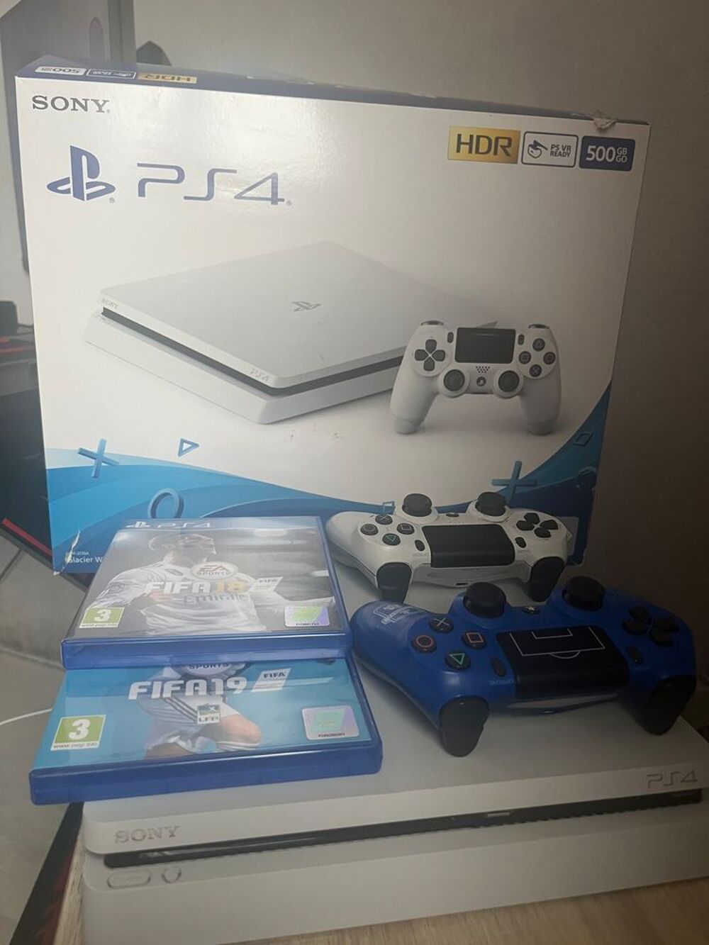 PS4 SLIM 500 go + 2 manettes + 2 jeux FIFA 2018 et 2019 Consoles et jeux vidéos