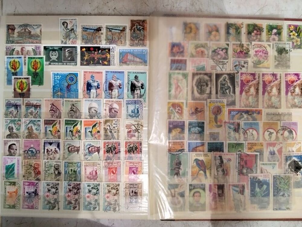 Lot de timbres de collection en classeur 