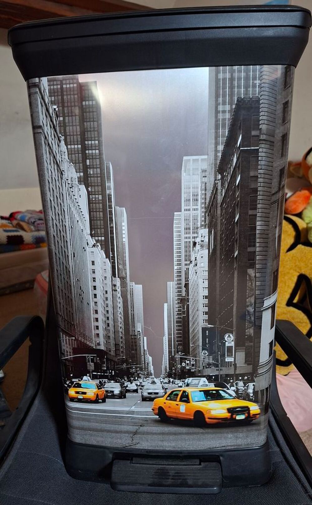 Jolie poubelle &agrave; p&eacute;dale -d&eacute;co NEW YORK avec ses taxis jaunes Meubles