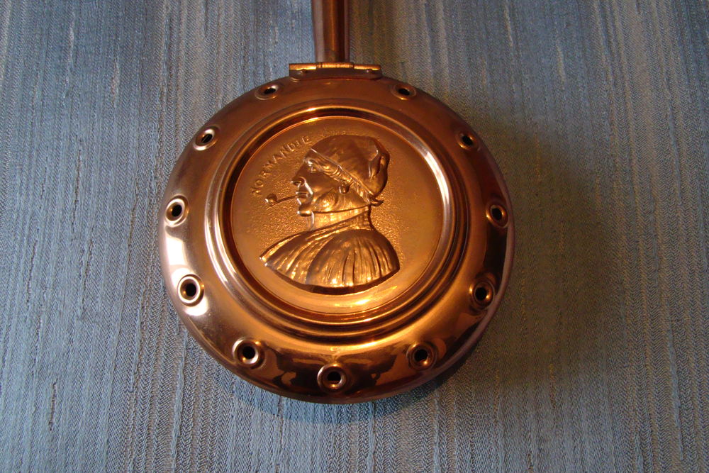 Ancienne bassinoire en cuivre d&eacute;corative Villedieu 1960 Décoration