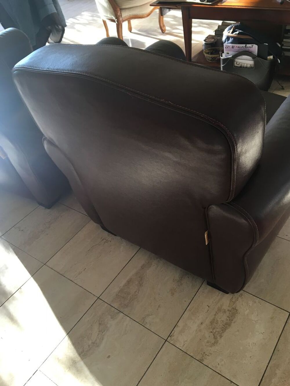 2 Fauteuils club "moustache" en cuir;
Meubles