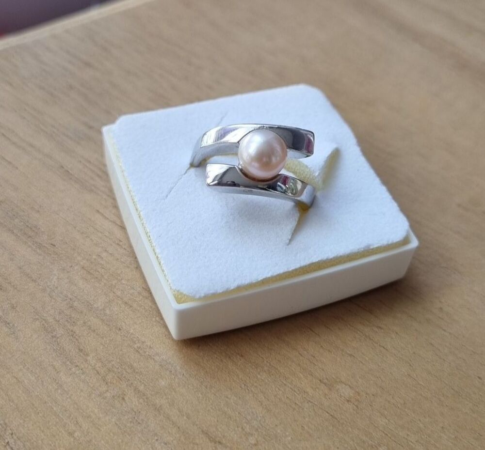 Tr&egrave;s jolie bague argent T56 et v&eacute;ritable perle de culture Bijoux et montres
