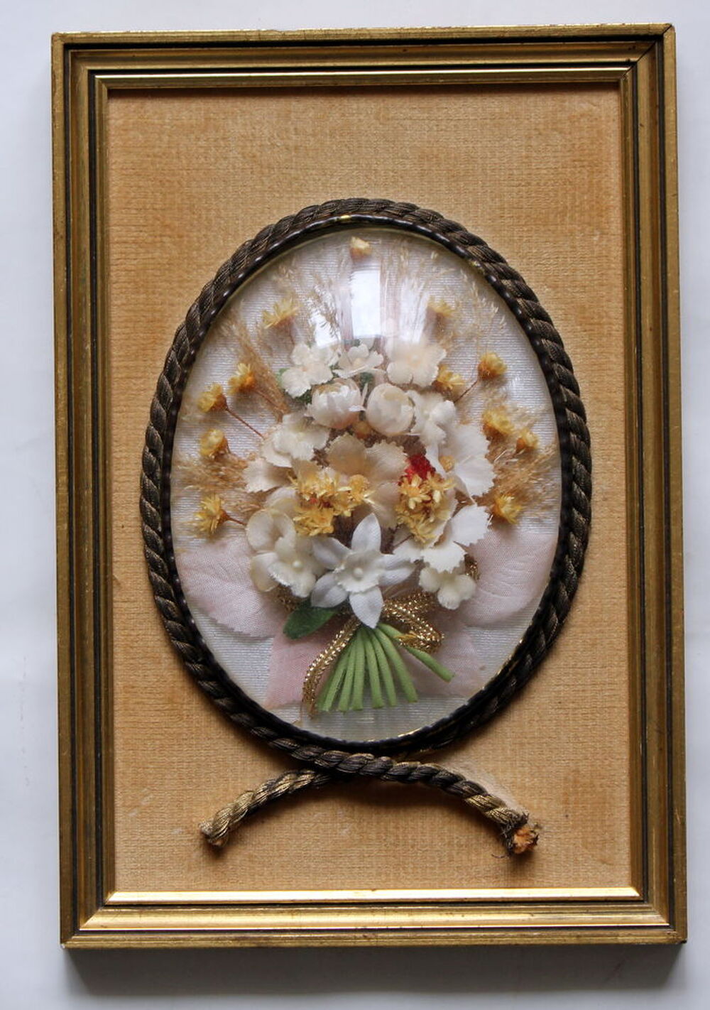 Cadre Verre bomb&eacute; avec fleurs immortelles et tissu Décoration
