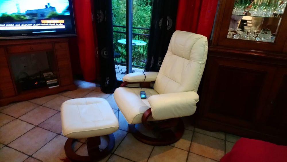 Fauteuil masseur en cuir ivoire Meubles