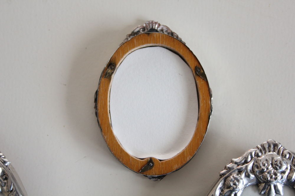 1 petit cadre photo ovale en argent sterling repouss&eacute; D�coration