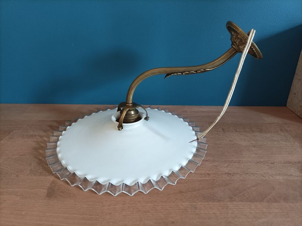 Applique corole verre dentel&eacute; blanc support laiton dor&eacute; Décoration