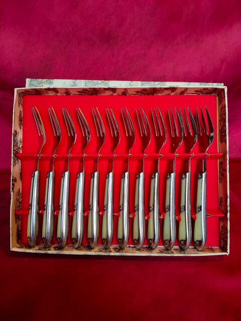 Ancien service � dessert de 12 fourchettes en inox 15 Avermes (03)