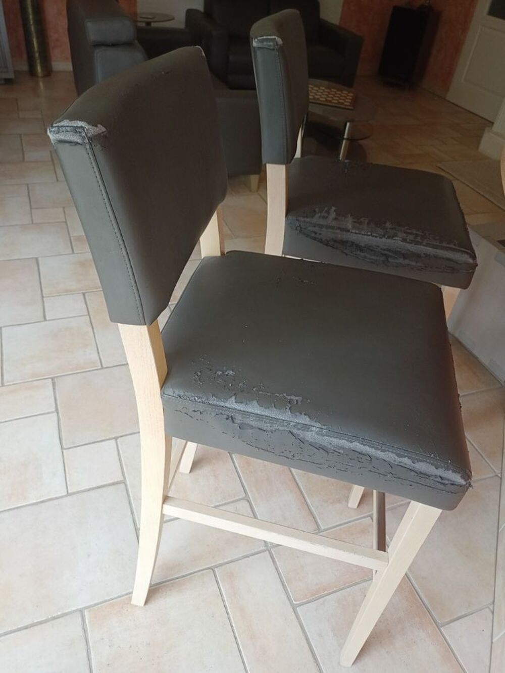 2 Tabourets/Chaises de bar, ch&ecirc;ne massif du Jura par Artisan Meubles