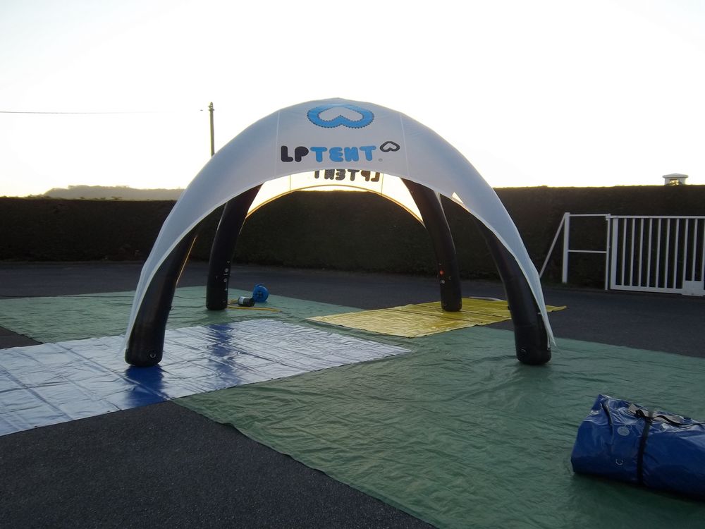 Chapiteau gonflable Airtent. Jardin
