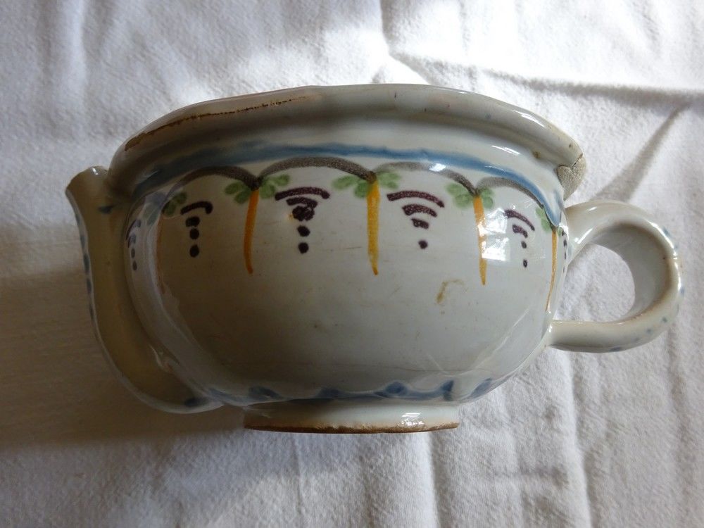 Tasse &agrave; malade ou pipette XVIIIe Nevers 