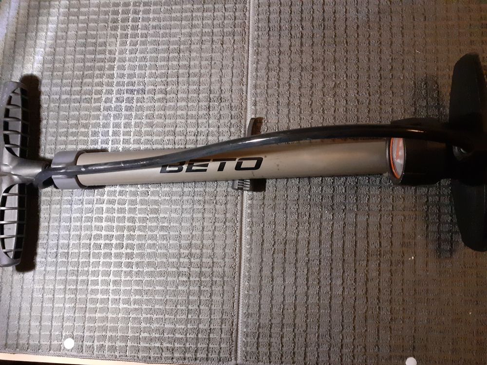 2 pompes &agrave; velo Sports