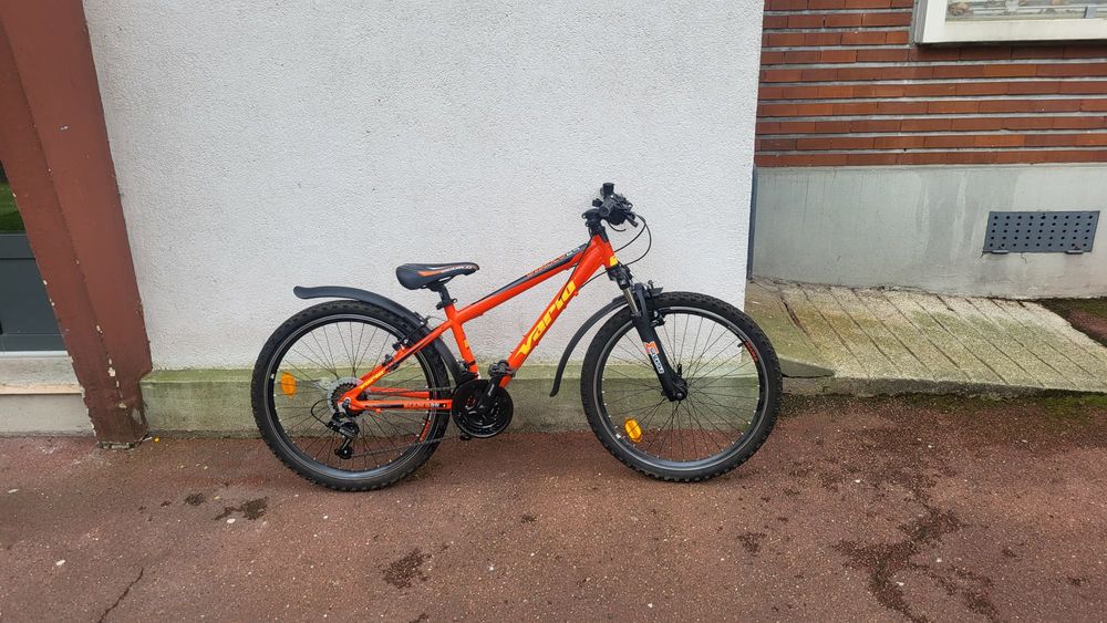 VTT 24/26 pouce de couleur orange pour un enfant 9-11ans. Vélos