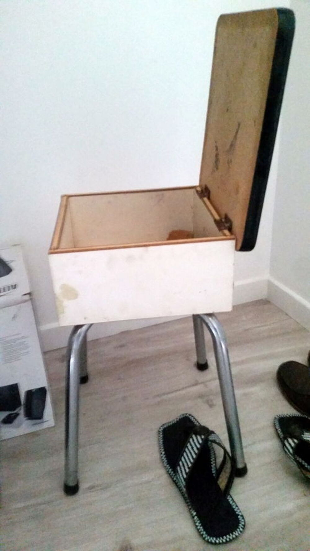 Tabouret boite &agrave; brosses et cirages... des ann&eacute;es 70... Meubles