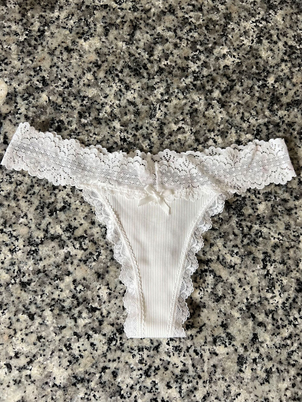 String Femme Dentelle Blanche. Neuf Jamais Port&eacute;. Taille XS Vêtements