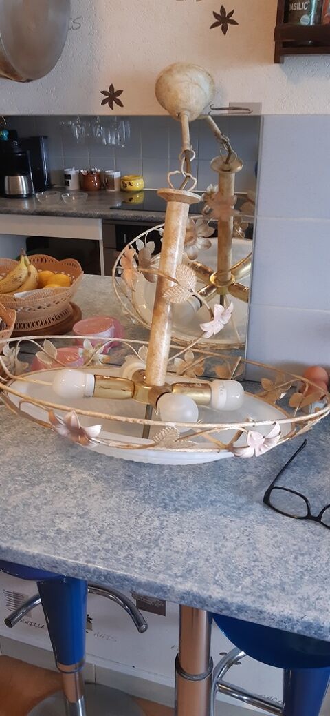 Lustre �l�gant avec D�corations tout en fer forger  15 Joinville-le-Pont (94)