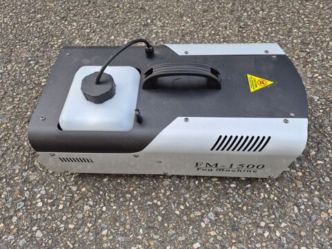 Machine &agrave; fum&eacute;e avec leds 80 73200 Albertville