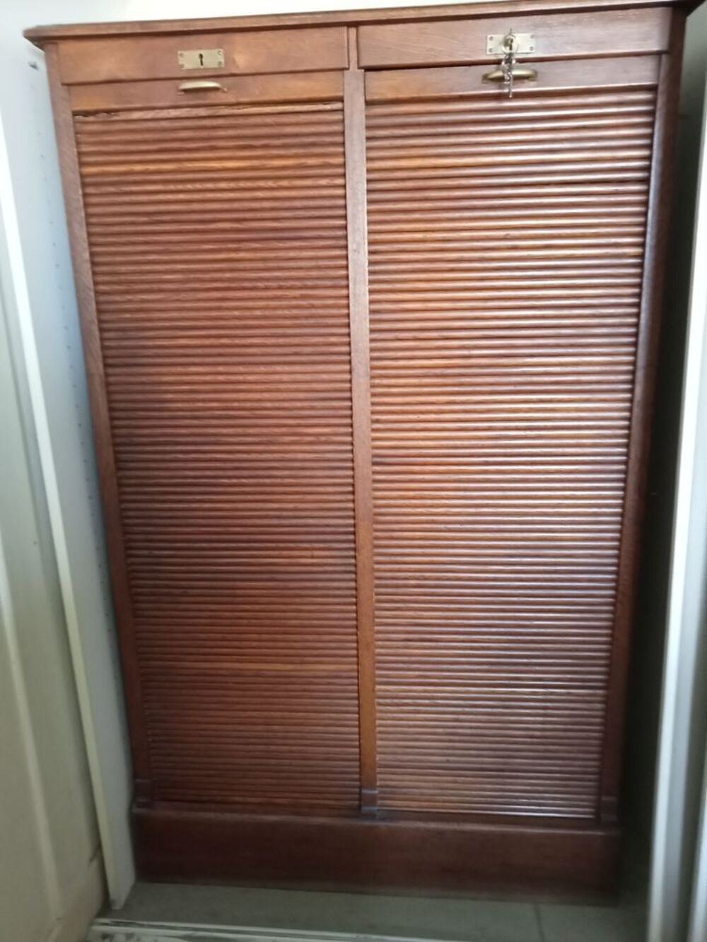 meuble &agrave; rideaux Meubles