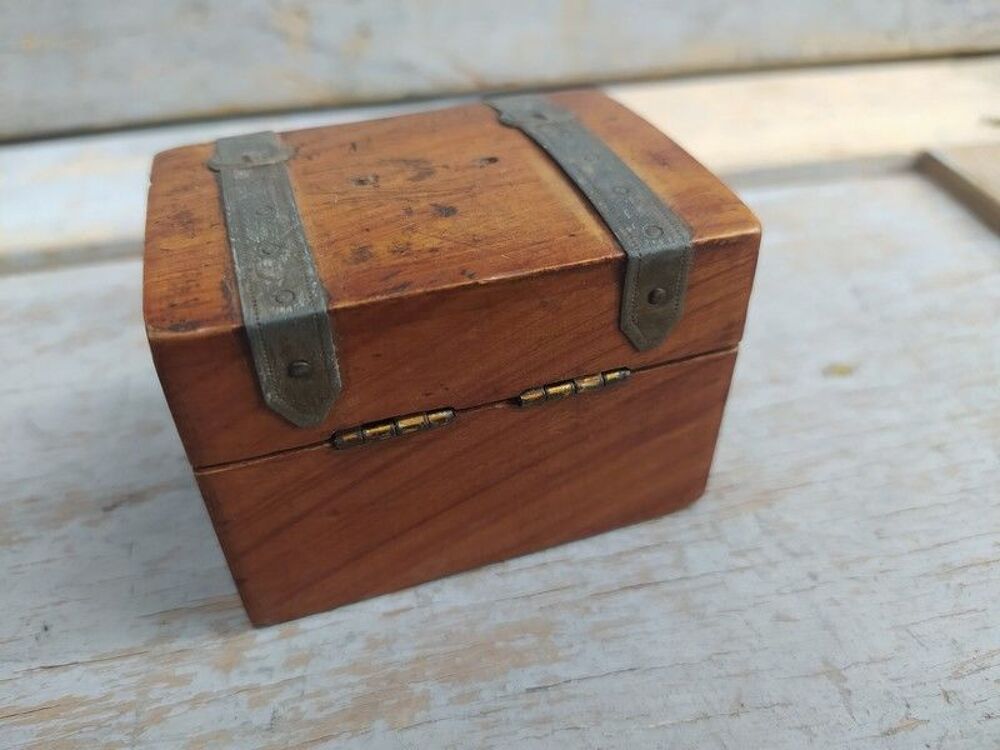 Ancienne Boite &agrave; Timbres Malle Bois Fontainebleau 