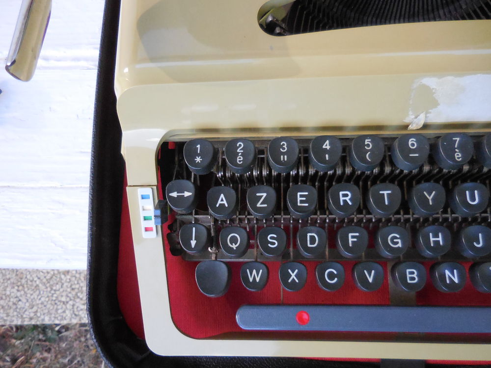 MACHINE A ECRIRE
