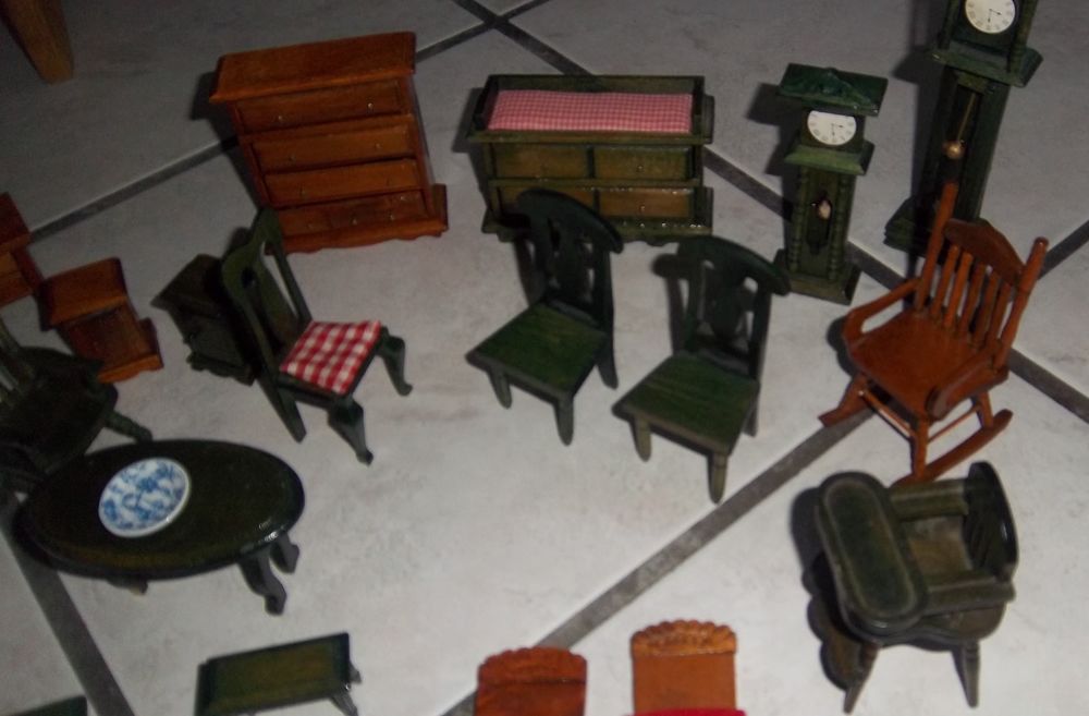 Nombreux meubles en bois pour maison de poup&eacute;e 