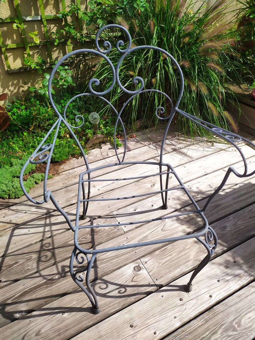 Beau salon de jardin en ferronnerie r&eacute;tro Meubles
