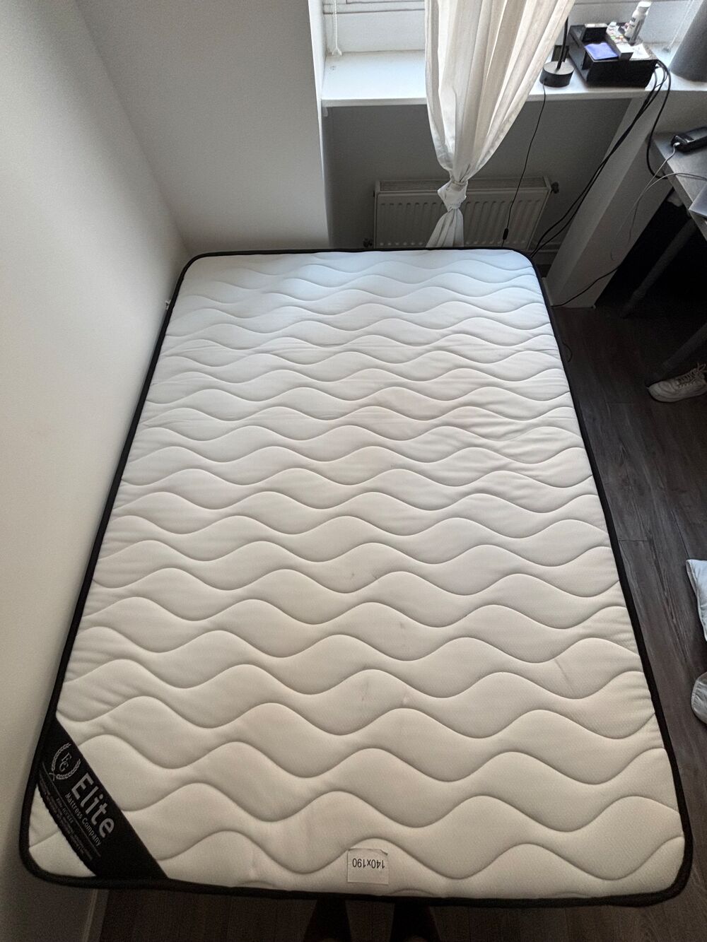 Lit double 140x190 avec sommier tapissier et matelas Meubles