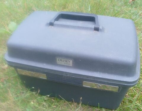 Valisette / Vanity  case Delsey grise 15 Beauchamp (95)