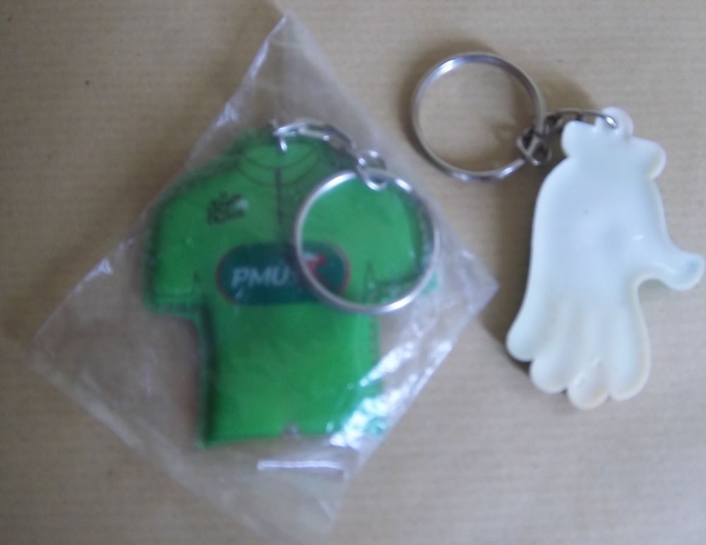 Porte cl&eacute; PMU maillot tour de France et main 