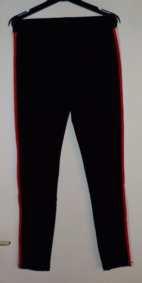 PANTALON NOIR AVEC LISERES BLANCS ET ROUGES
5 Bubry (56)