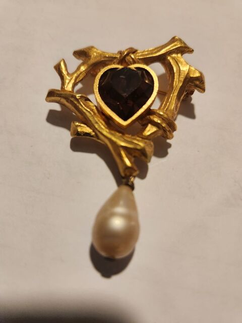 Broche coeur branche strass coeur violet + perle nacr�e ANTI 95 Vigneux-sur-Seine (91)