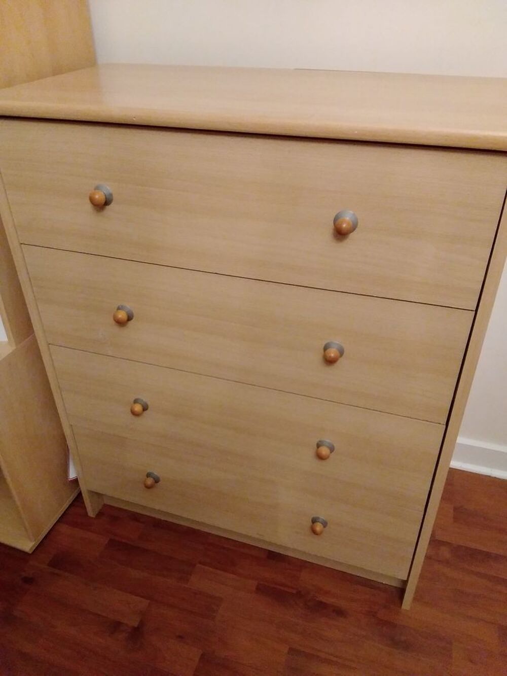 Commode en bois.
4 tiroirs Meubles