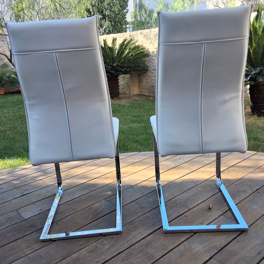 2 chaises Acier et Simili blanches. Meubles