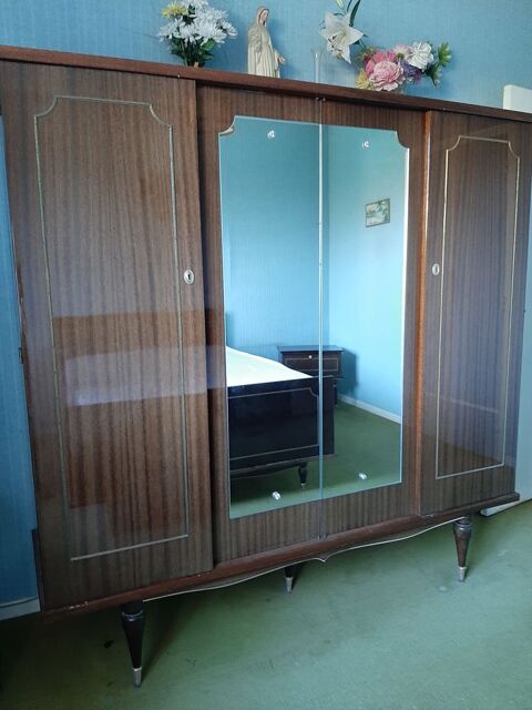 ARMOIRE - LIT en 140 -- Couette - Table commode incorpore 0 Mont-de-Marsan (40)