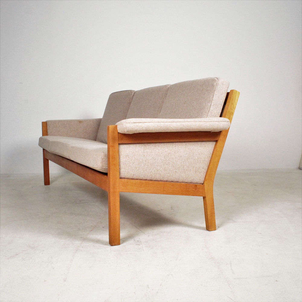 Canap&eacute; scandinave GE40 en ch&ecirc;ne estampill&eacute; Hans J. Wegner Meubles